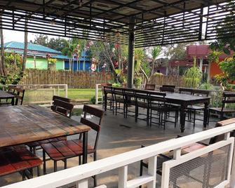 Review Resort - Ban Chang - Patio