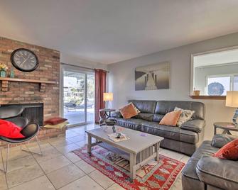 Sun Deck, Hot Tub and Kayak Lakefront Tempe House - Tempe - Oturma odası