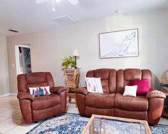 Sunny Fort Myers Retreat: Pet-Friendly near Downtown District, No Cleaning Fee! - Fort Myers - Living room