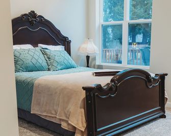 Historical landmark, comfortable 6 bedrooms, 5.25 bath welcoming space! - Arlington - Slaapkamer