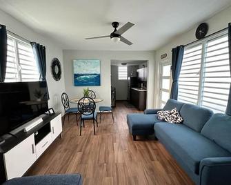A Coastal Home Adorned w/hottub only 5 minutes from the beach - Carolina - Sala de estar