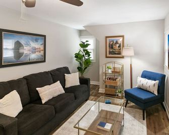 Clean Newly Remodeled 2 Bedroom Apartment - Libertyville - Living room