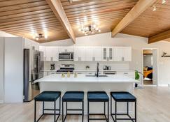 Modern Luxe home w/Gameroom and Electric Fireplace - Highland Park - Kitchen