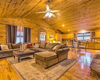 Pet-Friendly Cabot Cabin with Fenced Yard! - Cabot - Вітальня