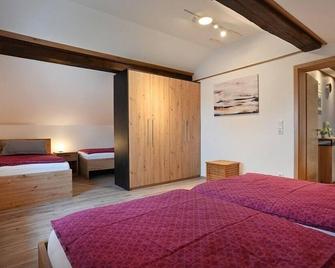 Gemütliche Ferienwohnung 'Eifel - Moselhöhe', Nähe Pyrmonter Felsensteig - Roes - Habitación