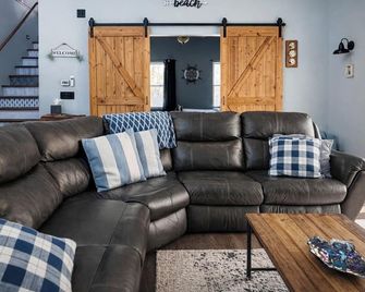 No Cleaning Fee. King Bed. Cedar soaking Hot Tub, 5min walk to Beach - Two Rivers - Wohnzimmer