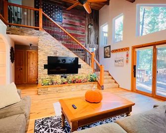 Cozy Cabin and Modern Stay in Arnold Near Bear Valley - Arnold - Living room