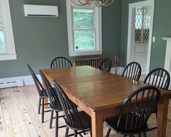 Newly Restored Farmhouse on 32-Acre Farm in the Hudson Valley - Highland Mills - Comedor
