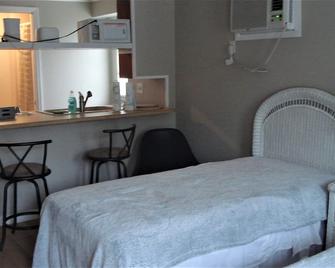 2 Miles To Venice Beach Studio Efficency. - Venice - Bedroom