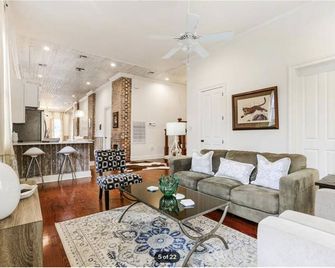 Spacious Victorian One Mile To French Quarter Sleeps 6 - New Orleans - Living room