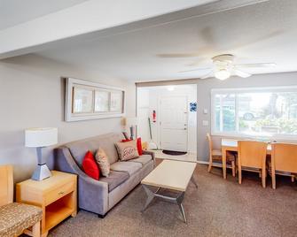 Charming, Dog-Friendly Cabana with Ocean Views & Easy Beach Access - Cannon Beach - Living room