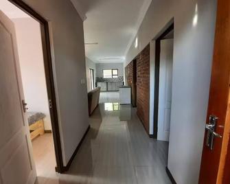 Lovely bungalow with WiFi in Blantyre - Blantyre - Hallway