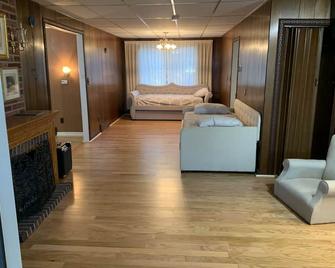 Perfect Summer Getaway, Private Beach Access, Canoes Available for Use - Carsonville - Bedroom