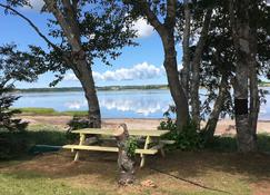 River Meadow Camp Cottage - Summerside - Patio