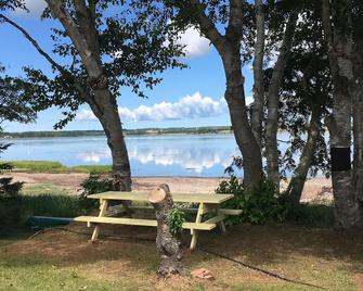 River Meadow Camp Cottage - Summerside - Patio