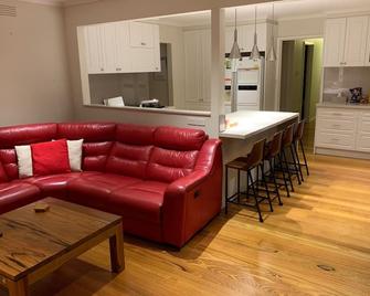 Rosehill Iconic - Your home away from home beneath the Dandenong Ranges - Scoresby - Living room