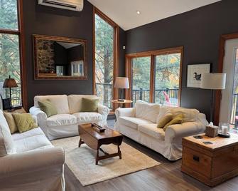 Luxurious 5BR ski-in/ski-out on the mountain with hot tub - Mont-Tremblant - Sala de estar