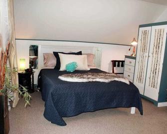Private top floor of house. - Maple Creek - Bedroom