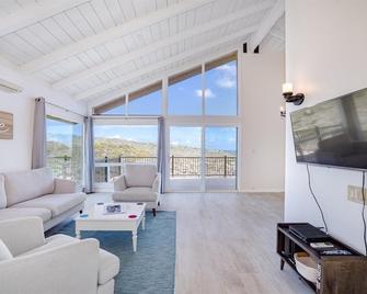 Stunning Home w/Ocean-Mountain Views in East Oahu Serene Family Vacation - Honolulu - Living room