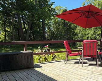 Comfortable 3-bedroom house in a wooded country setting minutes from attractions - Oswego - Binnenhof