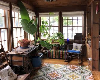 Local Living, Beach Town Sanctuary. Car Rental Available! - Manasquan - Living room