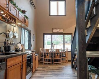 The Driftless Blue Villa | Hot Tub & Fireplace | Close to Downtown - Decorah - Salle à manger
