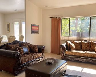 Large Sedona single family home with red rock views, walk to Bell Rock - Village of Oak Creek - Sala de estar