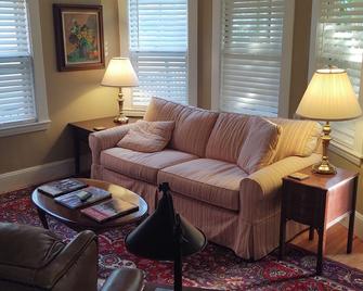 1-Bedroom Apartment in Milton Lower Mills convenient to Boston & Cambridge - Milton - Living room