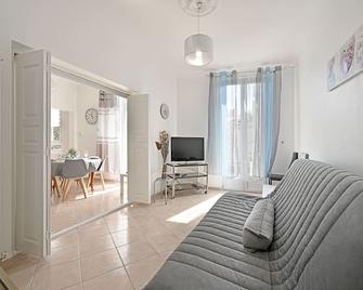 Apartment with lovely view of park 5 minutes from the center on foot - Nimes - Sala de estar