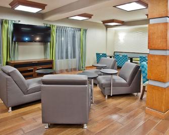 Holiday Inn Express Hotel & Suites Kimball - Kimball - Вітальня