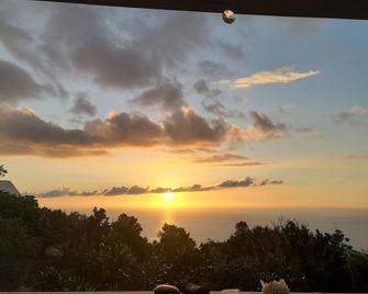 Off grid Cottage on a small farm, fabulous ocean views. - Ocean View - Outdoors view