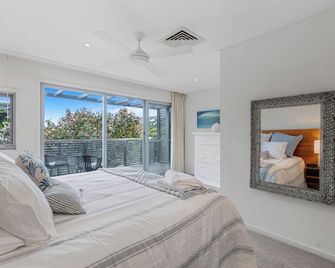 A Sanctuary of Style and Serenity – \'Lagoon Villa by the Pool\' at Magenta Shores - Magenta - Chambre