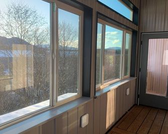 Modern and Elegant 3-bedroom townhome with WiFi, AC in enjoyable Juneau - Juneau - Balcony