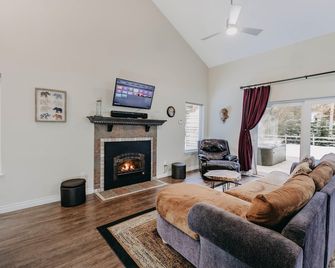 Snowline Cabin #62 - Hot Tub - Wifi - Pets Ok - Glacier - Living room