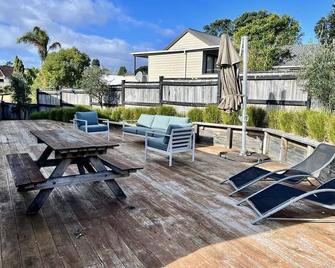 Modern Kiwi Bach with own access to Estuary - Pauanui Beach - Patio
