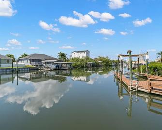 Surfside Beach House - Canal Front Home with Private Pool & Boat Dock - Apollo Beach - Vista del exterior