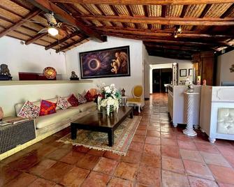 Hacienda del Lago Boutique Hotel - אחיחיק - סלון