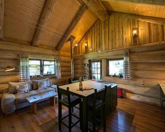 Log Cabins Naturstammhaus Ostsee 14 - Feriendorf Tollensesee - Gross Nemerow - Їдальня