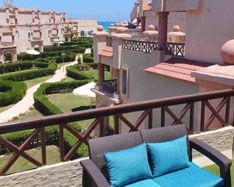 Cozy Chalet at Lazorde Bay, North Coast C17 - Sīdī ‘Abd ar Raḩmān - Balcony