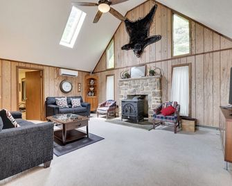 Private Pool! Pocono Lakefront With Dock, Hot Tub, Private Tennis Court - Pocono Summit - Living room