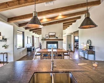 Pastoral Elgin Escape with Covered Patio and Grill! - Elgin - Dining room