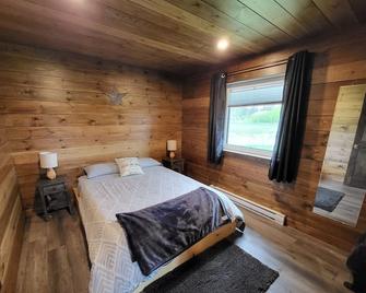 Cozy Waterfront Cabin on 20 Acres! - Lac Du Bonnet - Bedroom