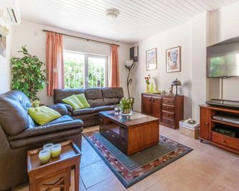 Fully equipped holiday home with jacuzzi, garden & private pool | Pet-friendly - Sant Pere Pescador - Sala de estar