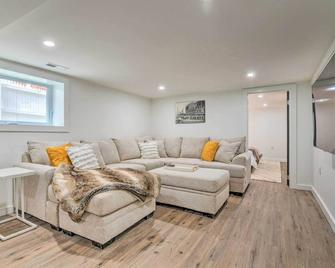 Spacious Oak Park Home, 11 Mi to Downtown Chicago! - Oak Park - Living room