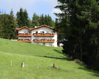 Apartment 'Obermüllerhof 1' with Mountain View, Shared Garden and Wi-Fi - Terento - Budova
