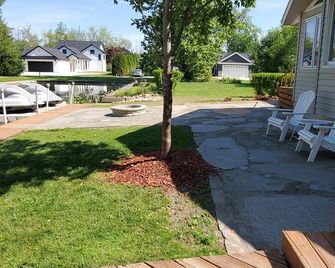 Channel Property on Lake Wawasee - bring your boat/dog! - Syracuse - Patio