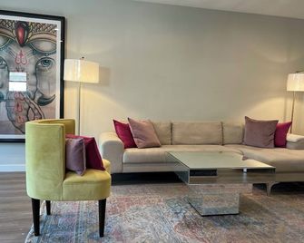 Charming 3-bedroom house with Pool, AC and WiFi in fabulous Reseda - Los Angeles - Living room