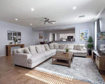 Spacious 4-bedroom house in amazing El Mirage with AC - El Mirage - Sala de estar
