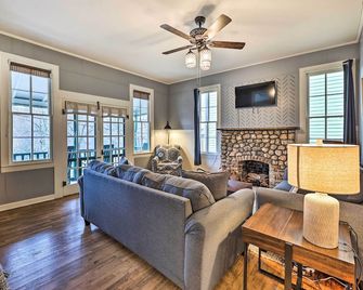 Cozy Eureka Springs Cottage, Walk to Dtwn! - Eureka Springs - Living room