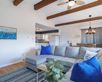Deep Lake: 3/2 home, 25 min to WI Dells, Kayak, Dog friendly - Oxford - Sala de estar